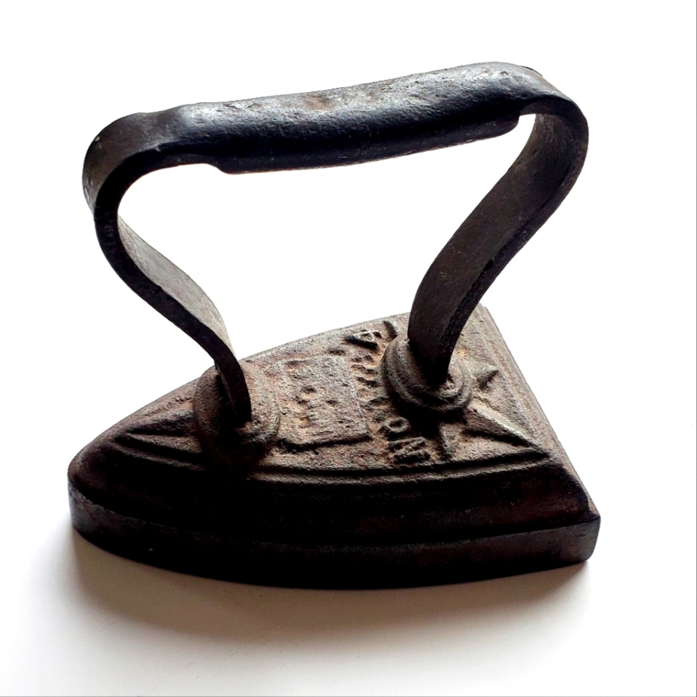 Vintage Cast Iron Sad Iron No. 4 Collector's Piece Decor Item Door Stop 3.5 Lbs